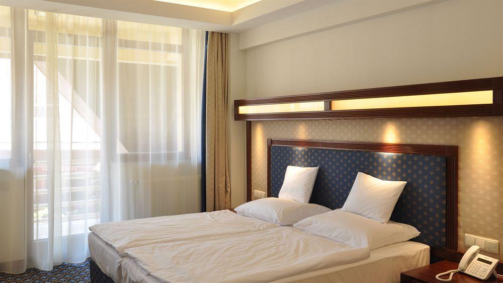 Centrum Hotel Debrecen Bagian luar foto