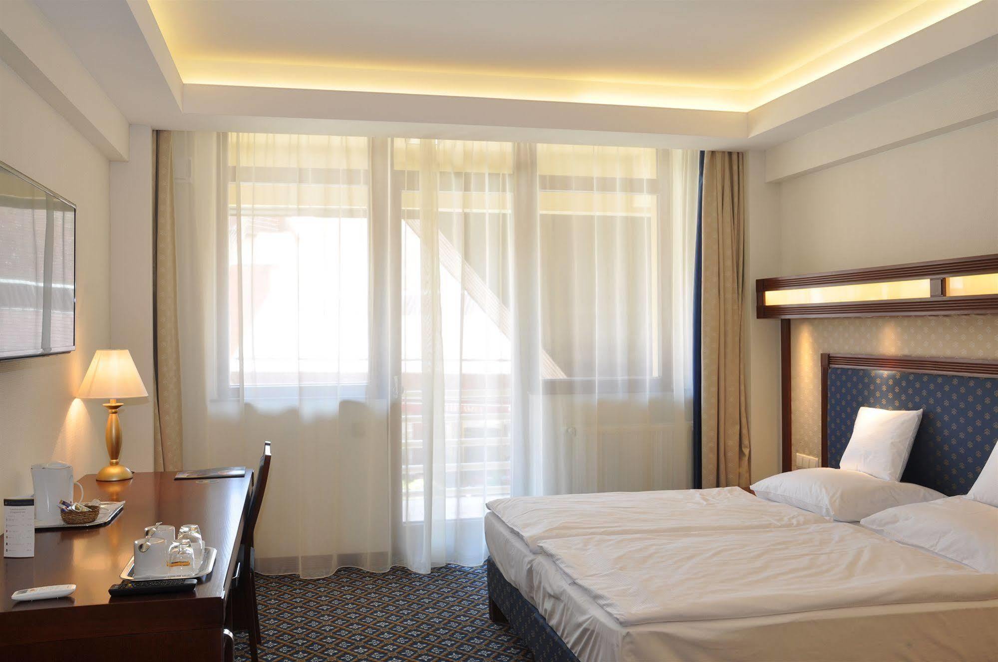 Centrum Hotel Debrecen Bagian luar foto