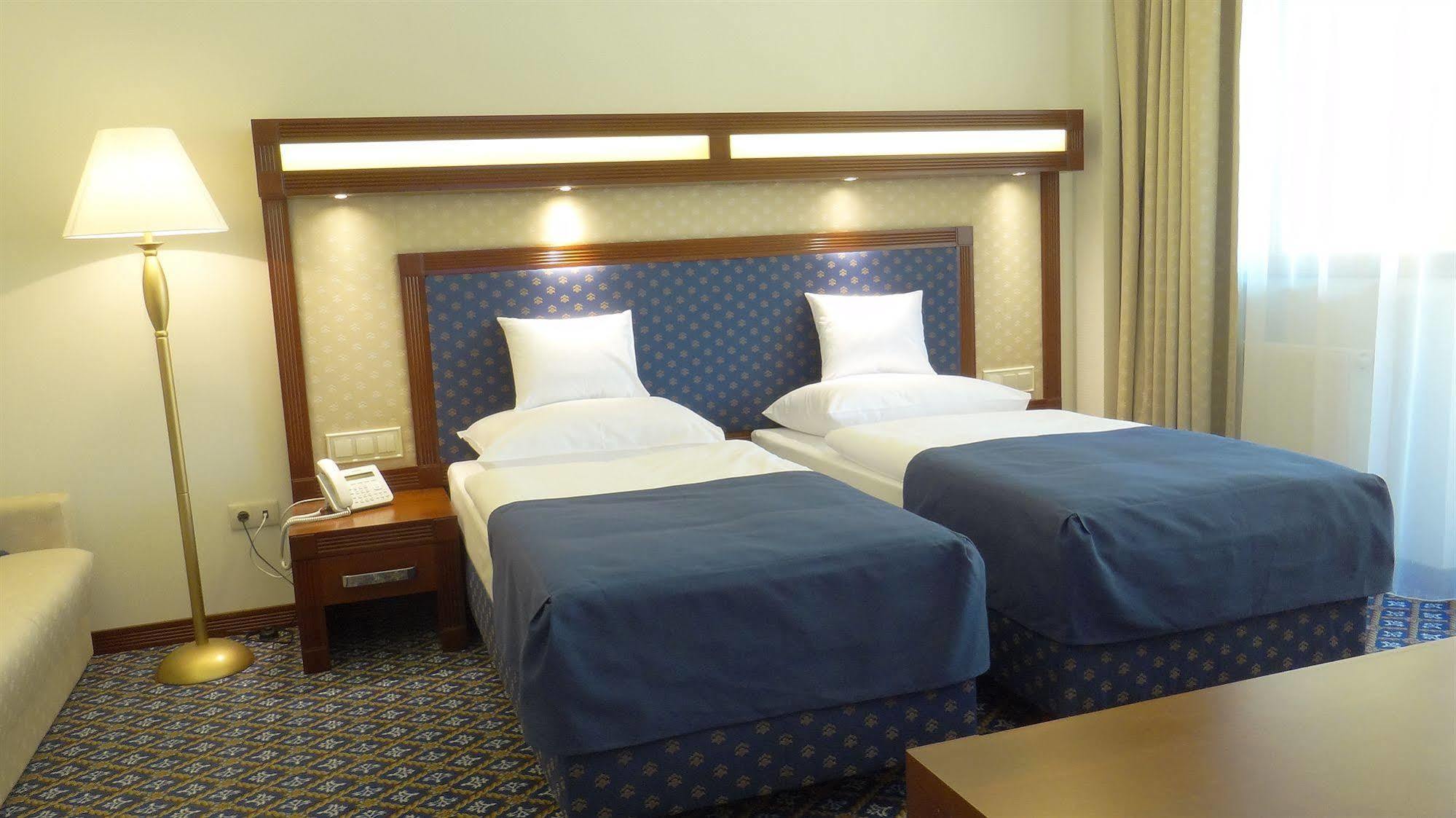 Centrum Hotel Debrecen Bagian luar foto