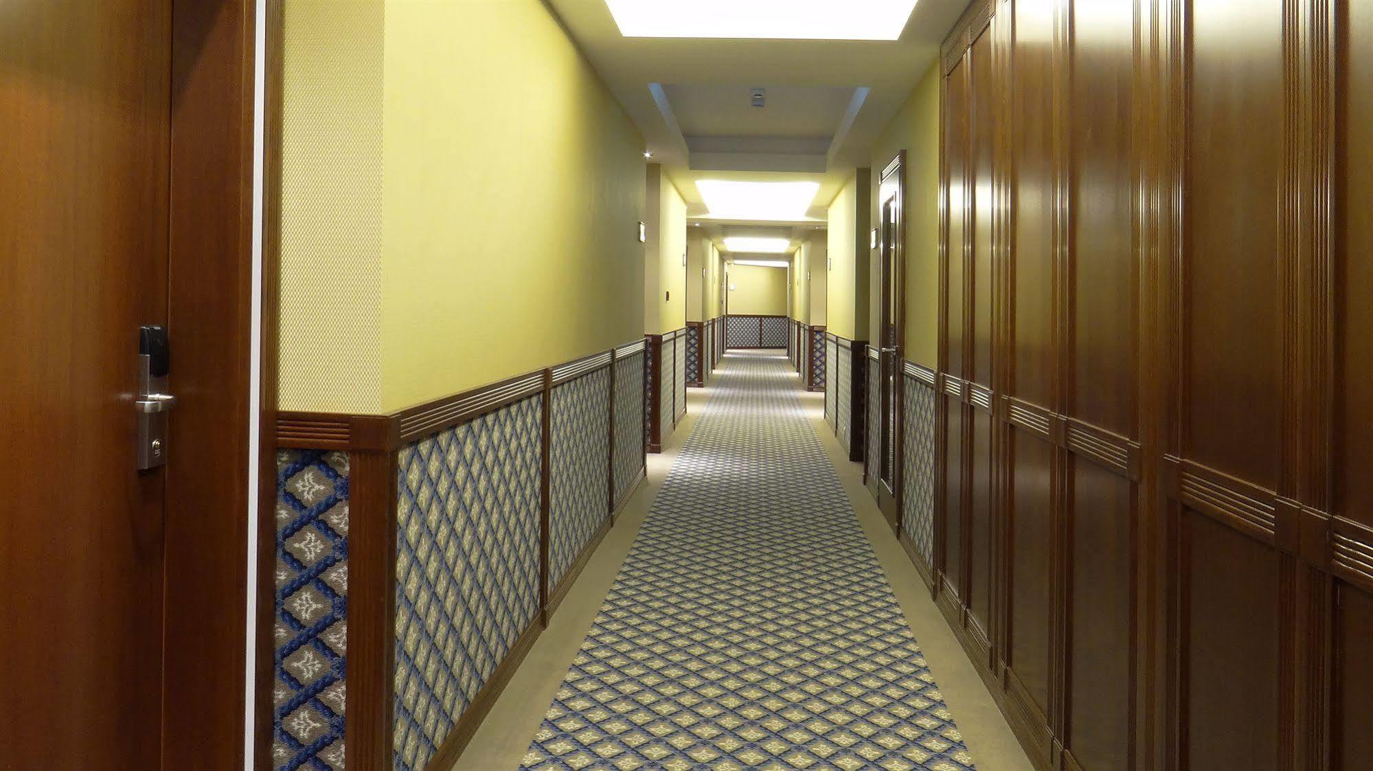 Centrum Hotel Debrecen Bagian luar foto